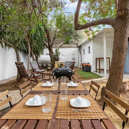 To Hani - Large Traditional House