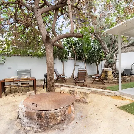 To Hani - Large Traditional House Дом отдыха *