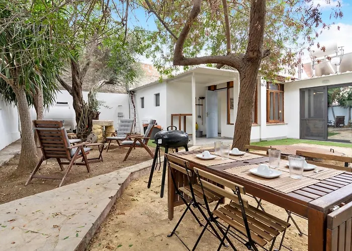 To Hani - Large Traditional House