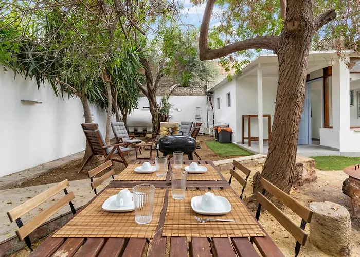 To Hani - Large Traditional House